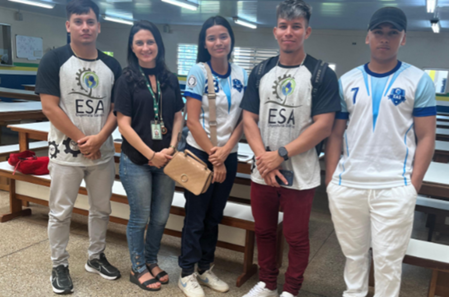 Alunos da Escola Estadual Ronaldo Marques assistem à palestra sobre microplásticos