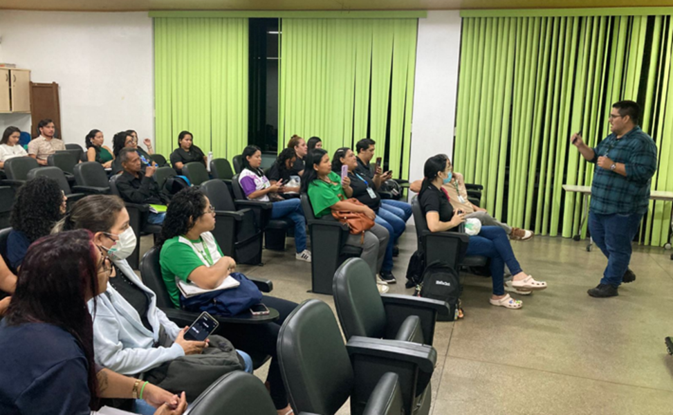 Professor Rodrigo Couto durante palestra no IFAM